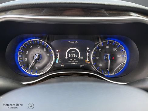 Used 2023 Chrysler Pacifica Limited AWD/4WD image 8