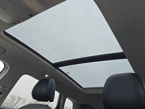 Used 2022 Volkswagen Taos SE w/ Panoramic Sunroof Package image 3