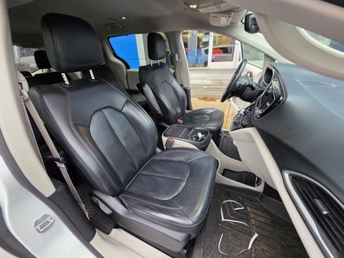 Used 2019 Chrysler Pacifica Touring-L image 23