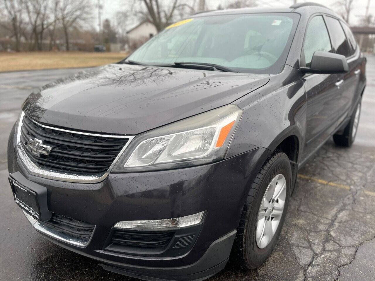 Used 2013 Chevrolet Traverse LS FWD image 2