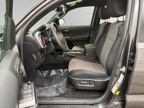 Used 2022 Toyota Tacoma TRD Sport w/ Technology Package image 9