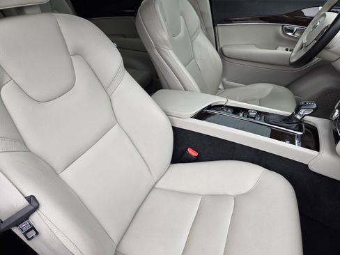 Used 2017 Volvo XC90 T6 Momentum w/ Vision Package image 7