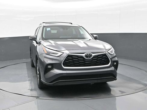 Used 2024 Toyota Highlander XLE image 3