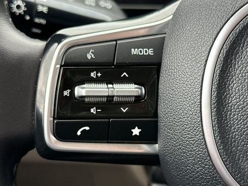 Used 2025 Kia Carnival FWD image 16