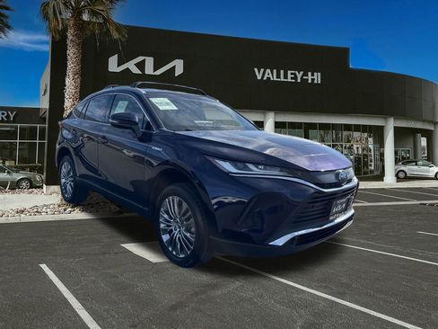 Used 2021 Toyota Venza XLE image 2