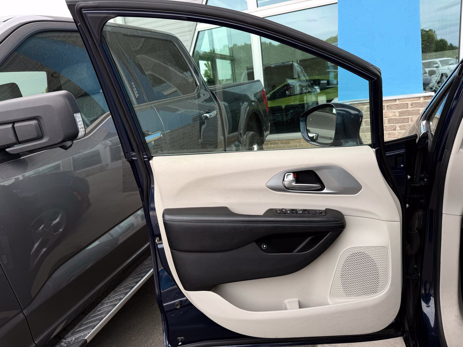 Used 2018 Chrysler Pacifica Touring Plus FWD image 18