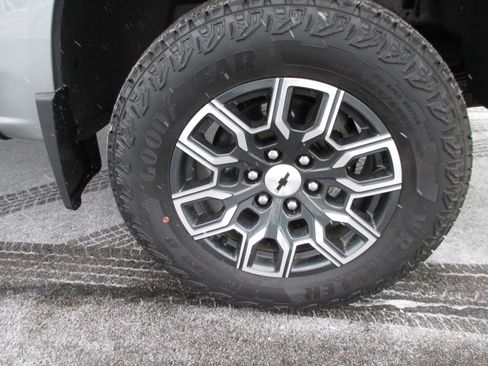 Used 2023 Chevrolet Colorado Z71 w/ Z71 Convenience Package 2 image 9