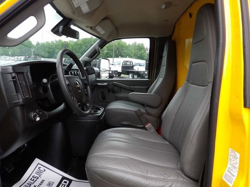 Used 2019 GMC Savana 3500 Extended w/ Driver Convenience Package image 16