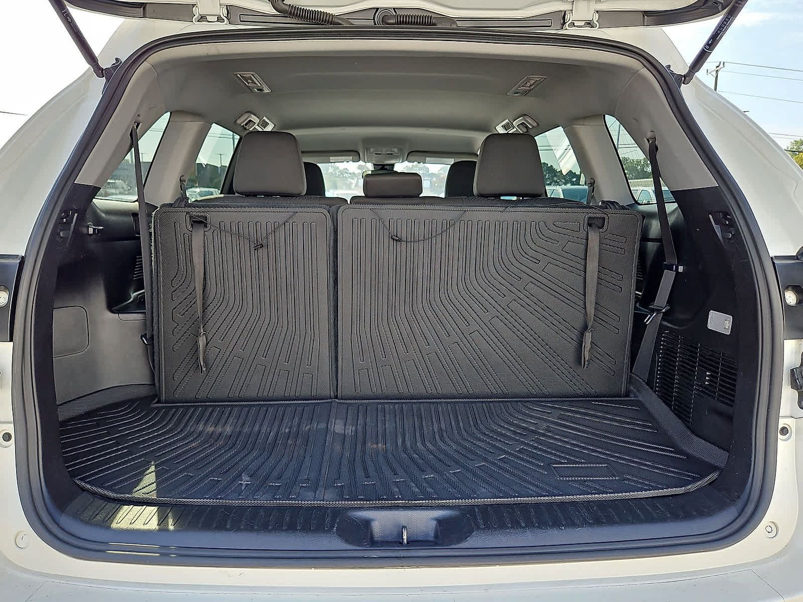 Used 2017 Toyota Highlander LE FWD image 29