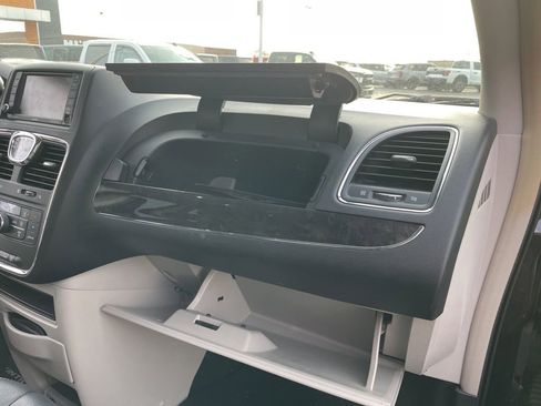 Used 2014 Chrysler Town & Country Touring image 36