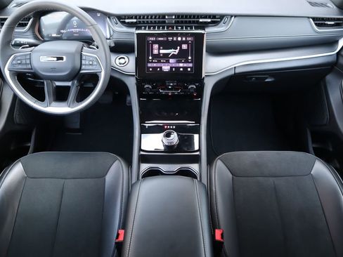 Used 2025 Jeep Grand Cherokee Altitude image 13