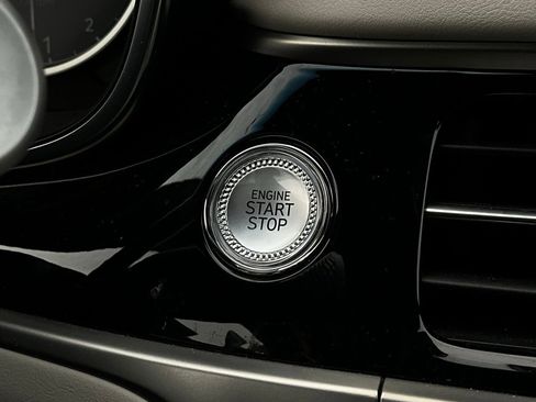 Used 2025 Genesis G70 2.5T image 29