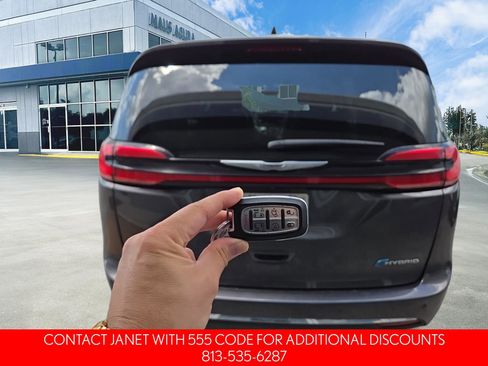 Used 2023 Chrysler Pacifica Touring-L FWD image 3