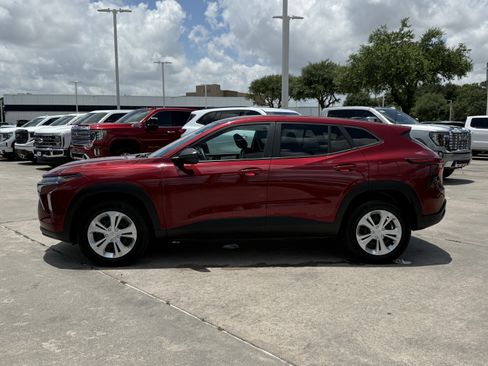 Used 2025 Chevrolet Trax LS FWD image 8