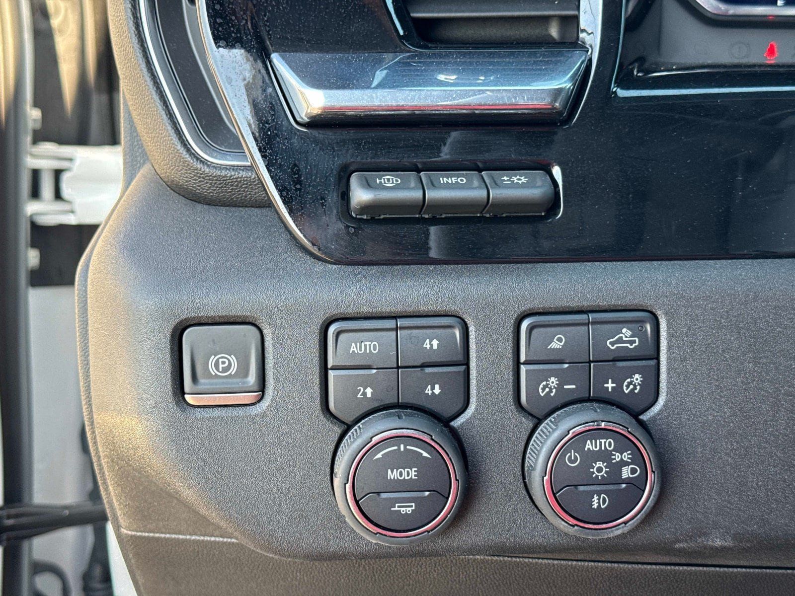 Used 2025 Chevrolet Silverado 1500 High Country w/ Technology Package AWD/4WD image 31