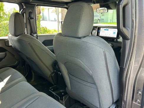 Certified 2025 Jeep Gladiator Sport AWD/4WD image 34