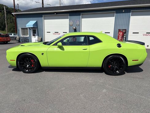Used 2015 Dodge Challenger SRT Hellcat RWD image 2