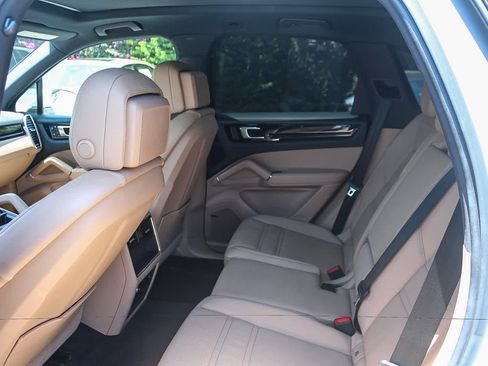 Used 2023 Porsche Cayenne Platinum Edition AWD/4WD image 17
