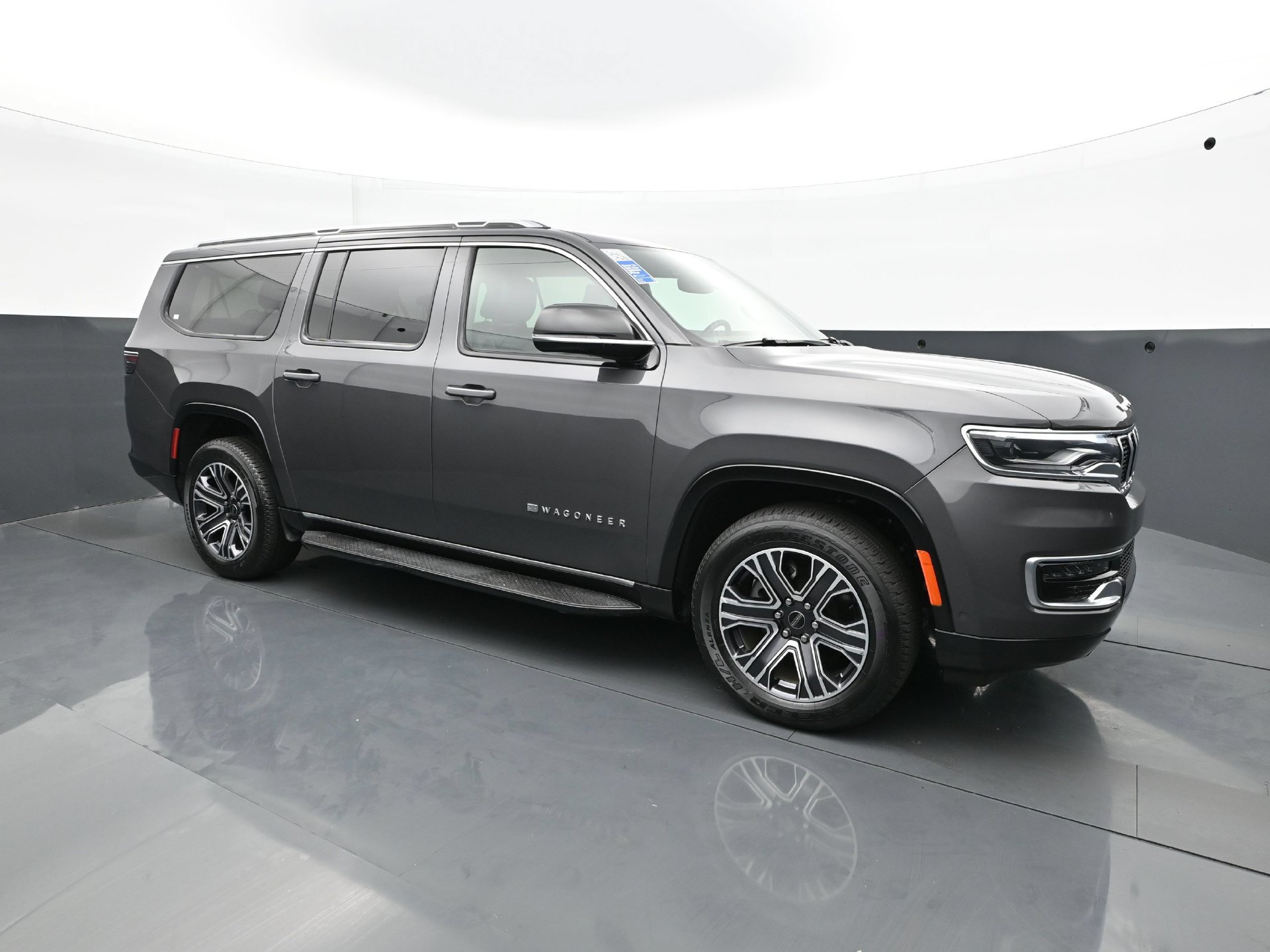 Used 2025 Jeep Wagoneer L Series II w/ 8-pass Seating Package AWD/4WD image 9