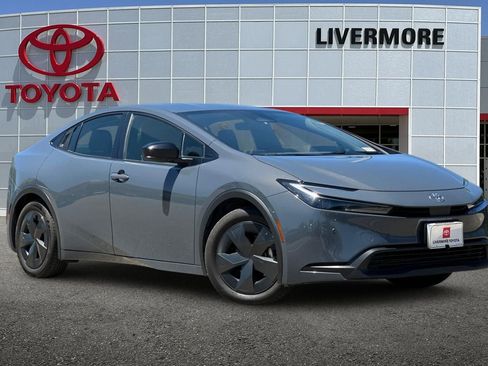 Used 2025 Toyota Prius LE FWD image 2