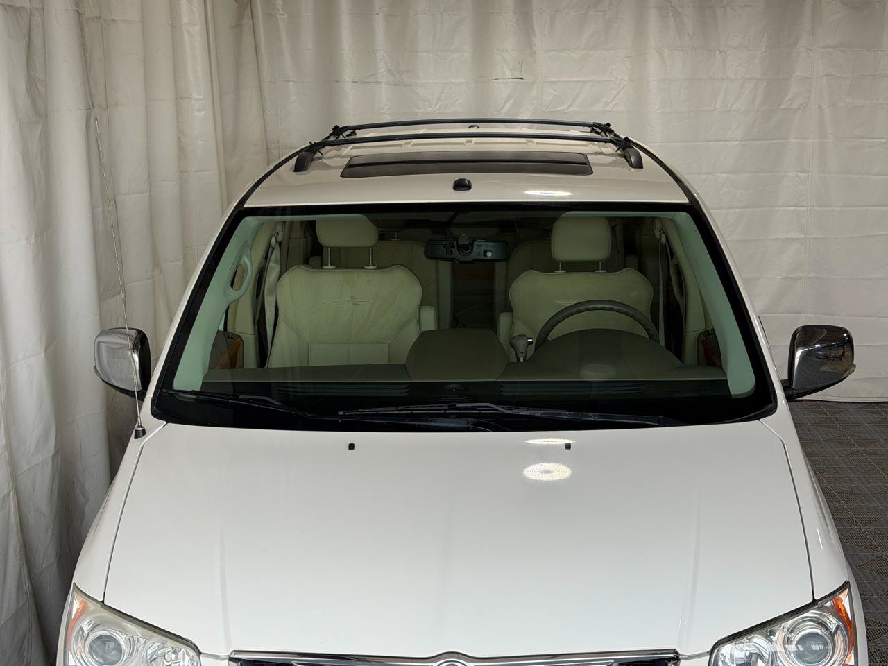 Used 2008 Chrysler Town & Country Limited w/ Entertainment Group #3 FWD image 3