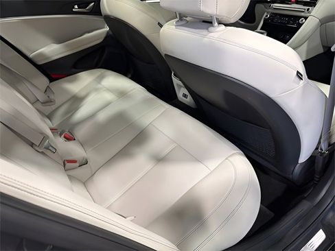 Used 2025 Genesis G70 2.5T image 32