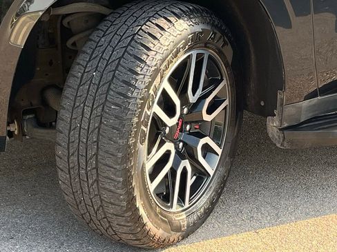 Used 2023 GMC Yukon AT4 AWD/4WD image 32