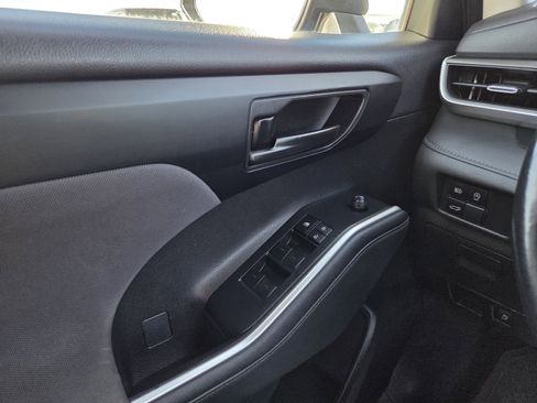 Used 2023 Toyota Highlander LE FWD image 32
