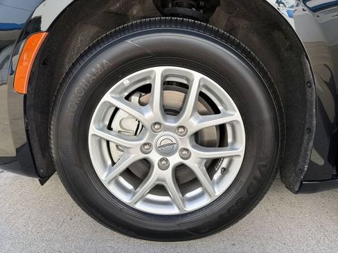 Used 2025 Chrysler Pacifica Select FWD image 12