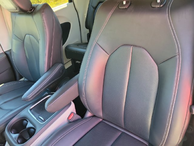 Used 2024 Chrysler Pacifica Touring-L FWD image 14