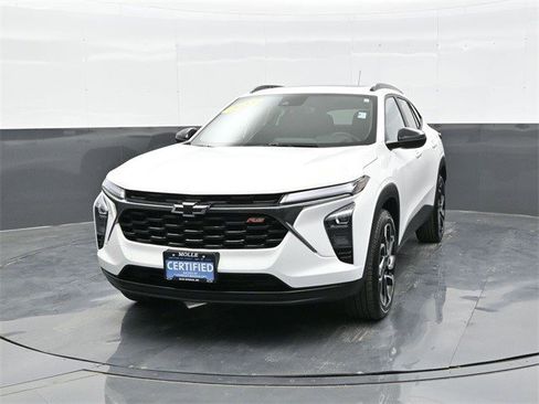 Certified 2025 Chevrolet Trax RS w/ Sunroof Package image 2