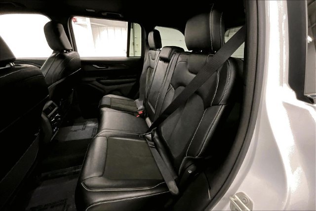 Used 2023 Jeep Grand Cherokee Altitude AWD/4WD image 24