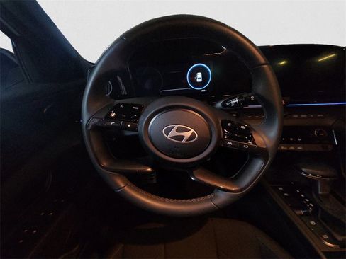 Used 2025 Hyundai Elantra SEL image 12