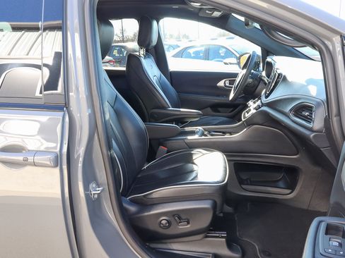 Used 2025 Chrysler Pacifica Limited image 29