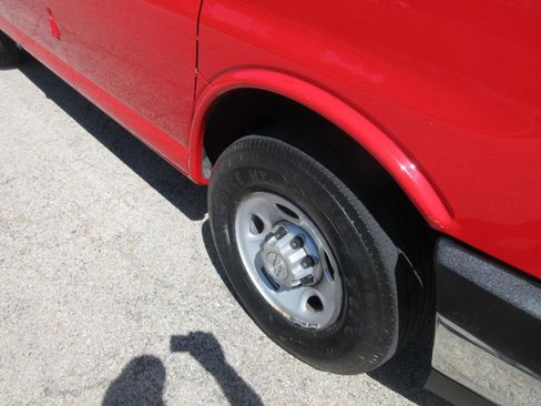 Used 2017 Chevrolet Express 2500 RWD image 18