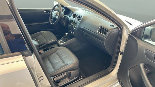 Used 2011 Volkswagen Jetta SE FWD image 13