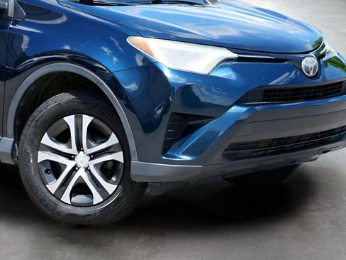 Used 2017 Toyota RAV4 LE FWD image 2