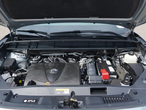 Used 2021 Toyota Highlander XLE AWD/4WD image 29