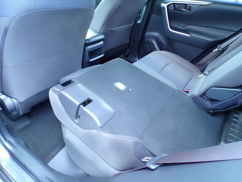 Used 2019 Toyota RAV4 LE w/ Carpet Mat Package AWD/4WD image 16