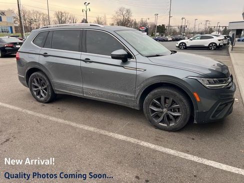 Certified 2022 Volkswagen Tiguan SE w/ Panoramic Sunroof Package image 1