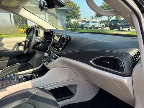 Used 2023 Chrysler Pacifica Limited FWD image 11