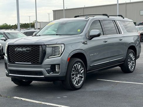Used 2023 GMC Yukon XL Denali Ultimate AWD/4WD image 9