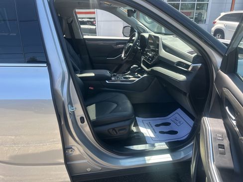 Used 2025 Toyota Highlander Platinum AWD/4WD image 9
