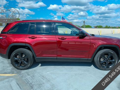 Used 2022 Jeep Grand Cherokee Altitude AWD/4WD image 2