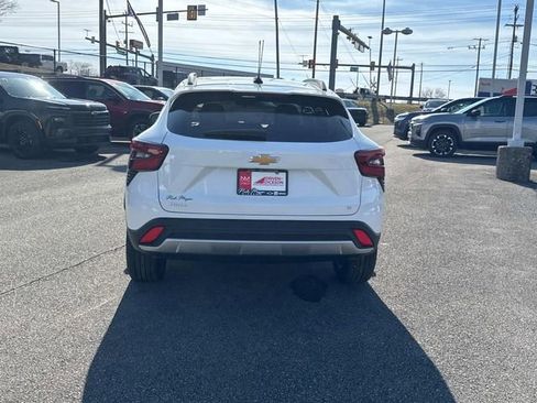New 2026 Chevrolet Trax LT w/ Sunroof Package FWD image 5