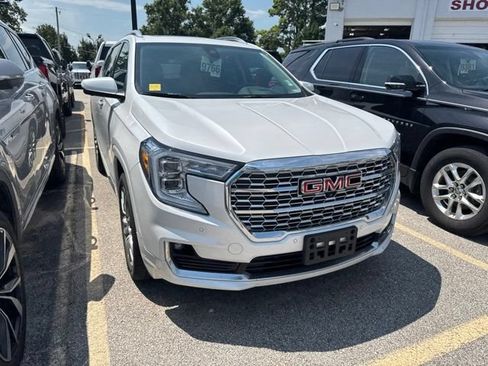 Used 2024 GMC Terrain Denali w/ Denali Premium Package AWD/4WD image 4