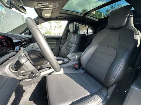 Used 2025 Porsche Macan 4 Electric image 5