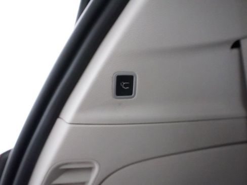 Used 2018 Chrysler Pacifica Touring-L image 15