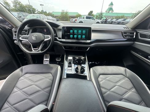 Used 2025 Volkswagen Atlas Peak Edition SE AWD/4WD image 30