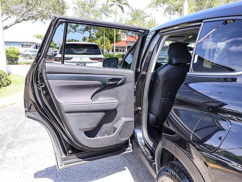 Used 2024 Toyota Highlander LE FWD image 22
